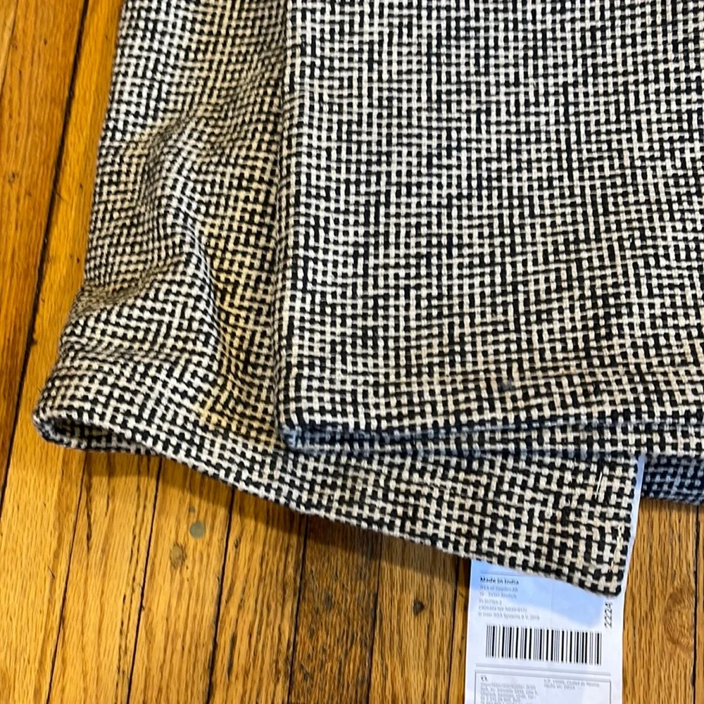 IKEA Tiphede 5 x 7 black and white rug